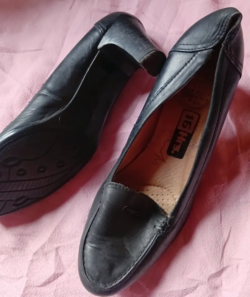 Zapatos de cuero negro con taco
