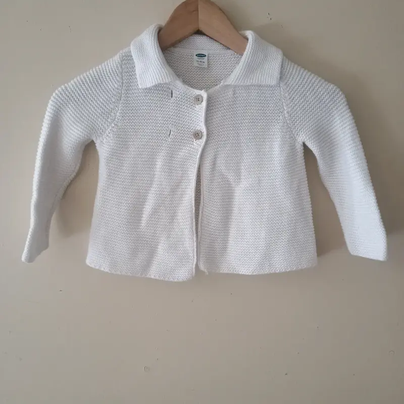 Chaleco blanco de bebé tejido