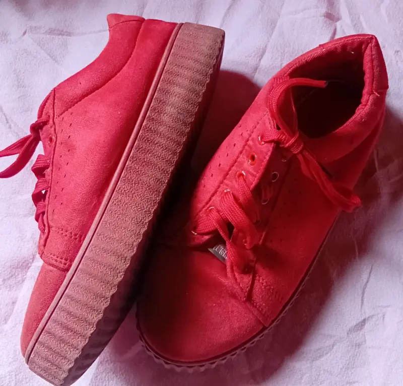 Zapatillas rojas de gamuza para mujer