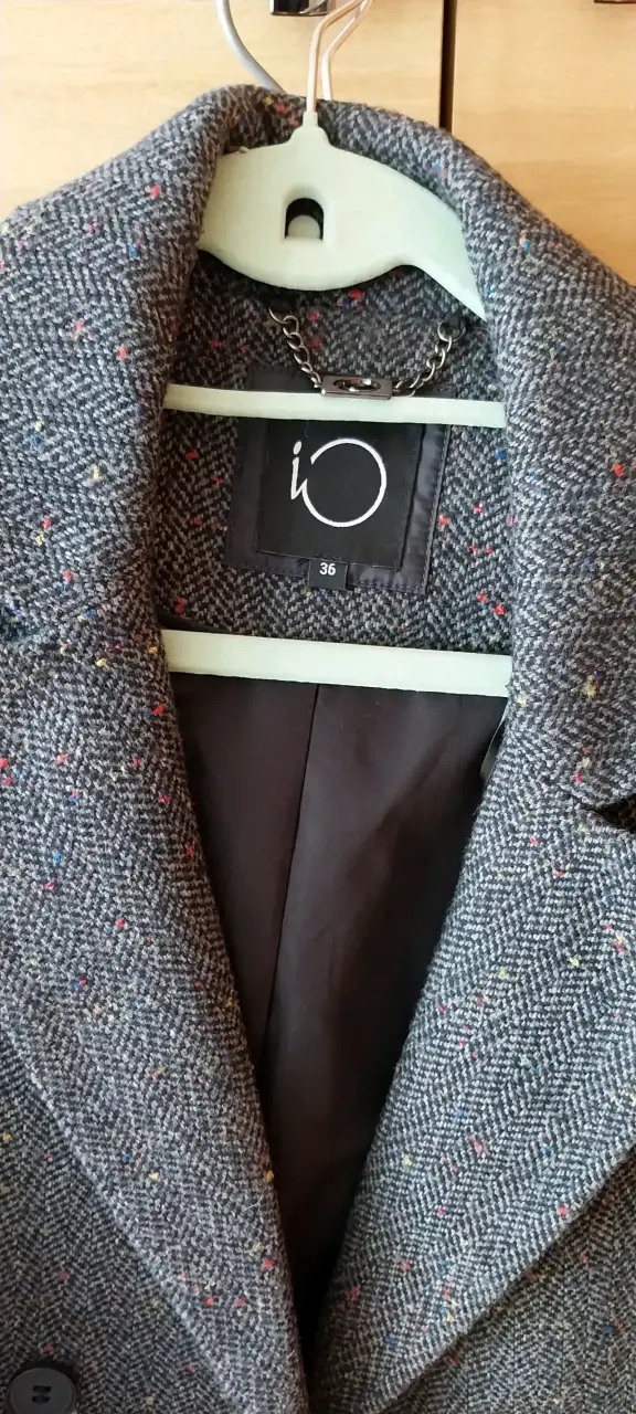 Abrigo gris de lana con diseño moteado