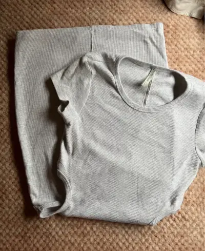 Vestido corto gris con aberturas laterales - miniatura 2