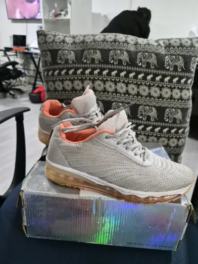 Zapatillas deportivas grises con suela transparente - miniatura 1