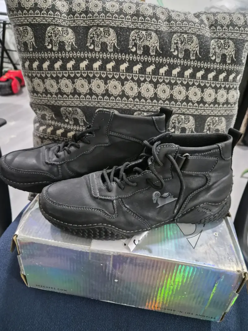 Zapatillas deportivas grises con suela transparente - 3