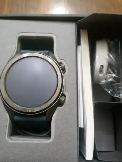 Reloj inteligente con correa verde - miniatura 2