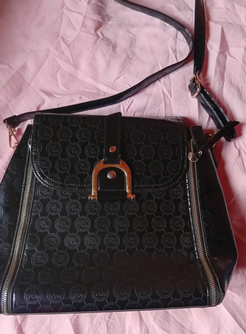 Cartera negra con diseño elegante