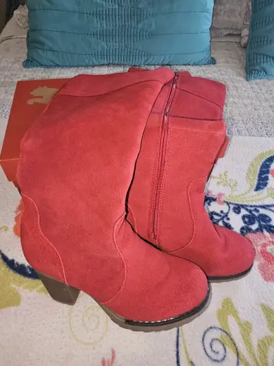 Botas rojas de gamuza con tacón - miniatura 1