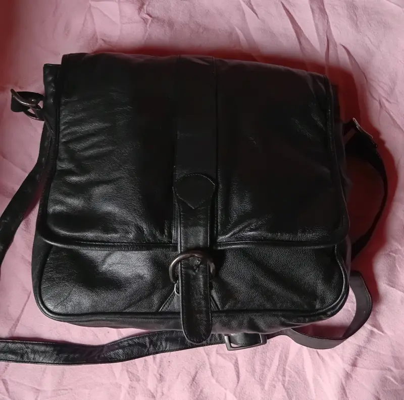 Bolso bandolera de cuero negro