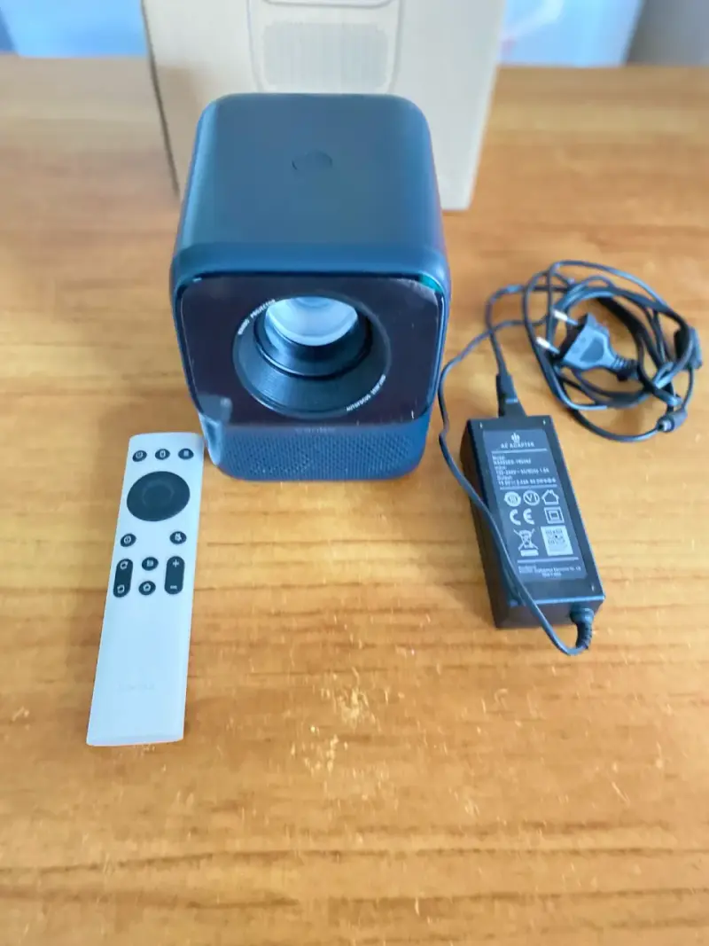 Proyector portátil con control remoto - 1