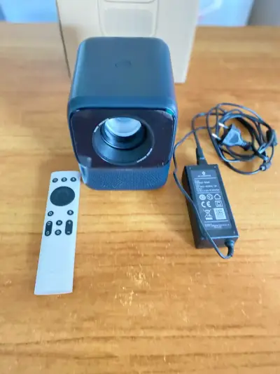Proyector portátil con control remoto - miniatura 1