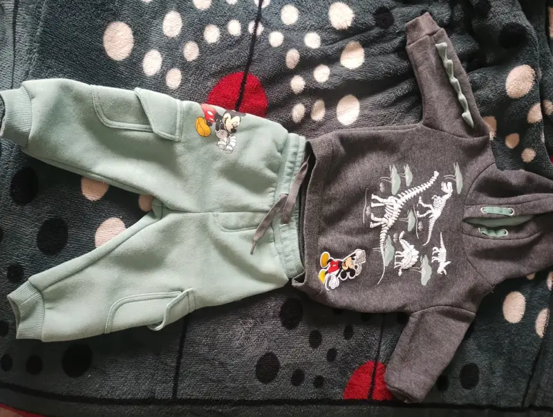Conjunto infantil con dinosaurios y Mickey