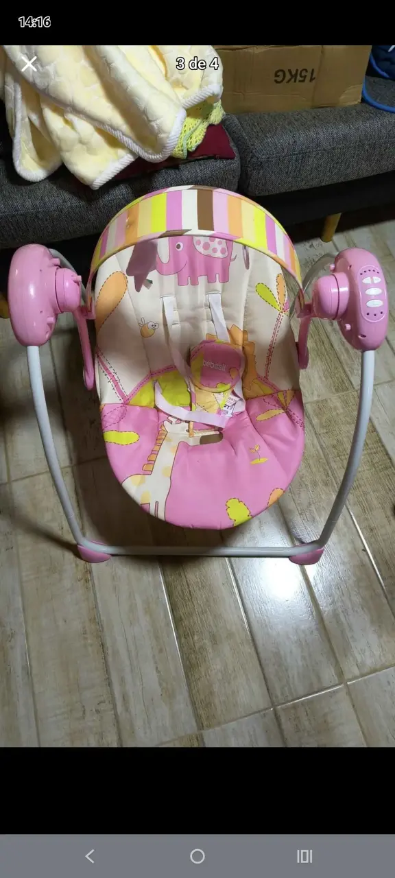 Coche de bebé color rosa en buen estado - 3