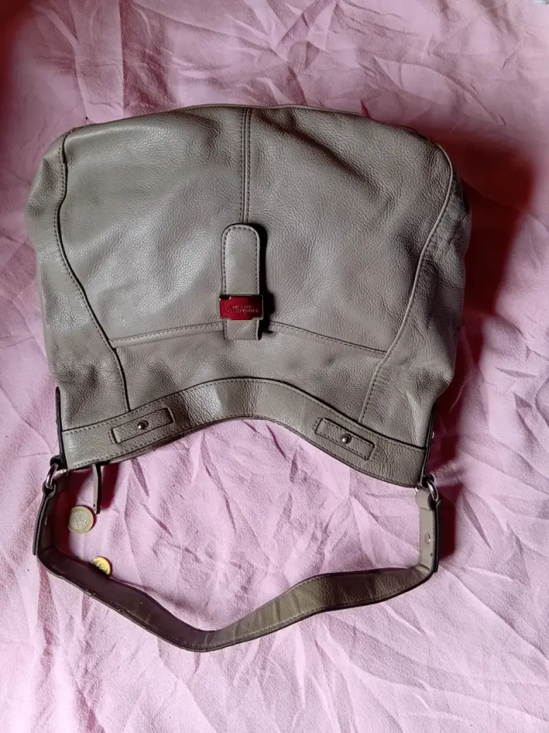 Bolso de cuero gris con correa ajustable
