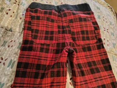 Leggings a cuadros rojos y negros - miniatura 4