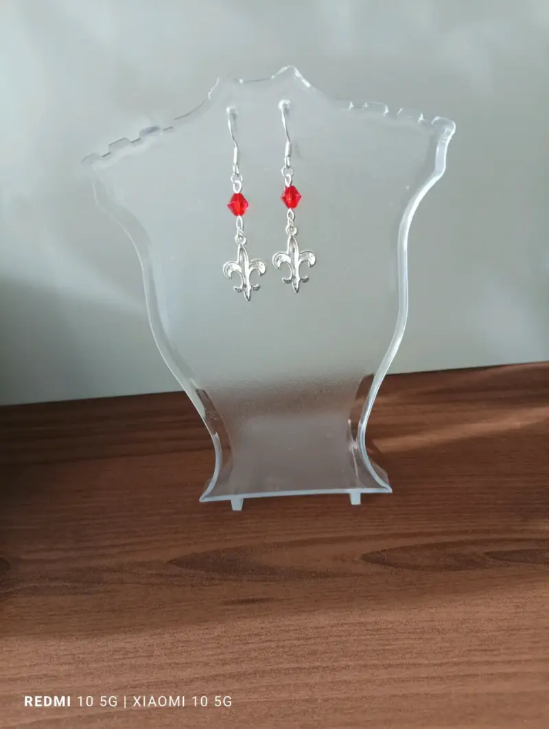 Aros colgantes con diseño de flor de lis