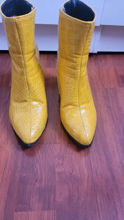Botines amarillos de tacón alto - miniatura 2