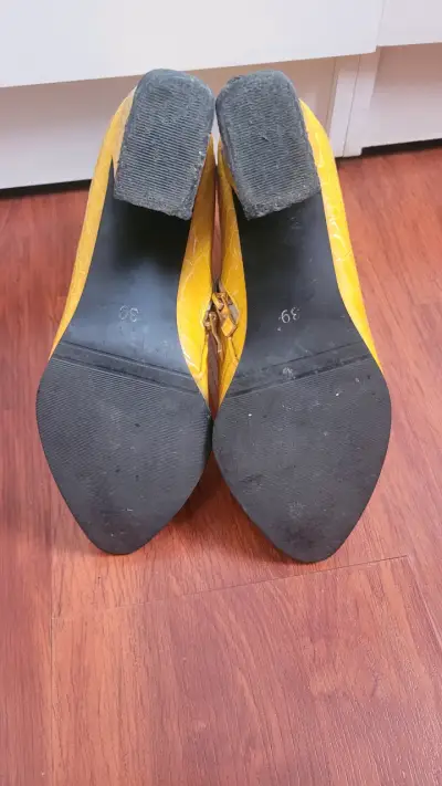 Botines amarillos de tacón alto - miniatura 4
