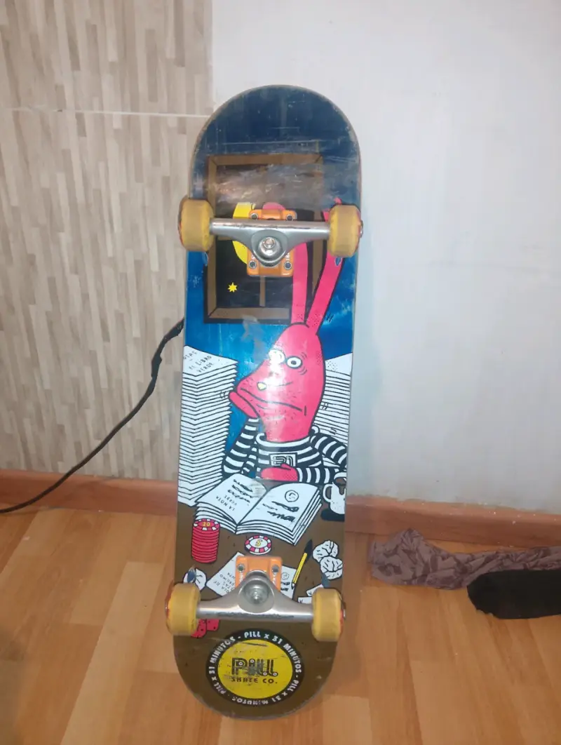 Skateboard Pill con diseño gráfico - 1
