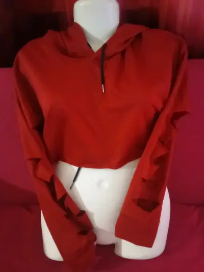 Polerón rojo con capucha y detalles - miniatura 2