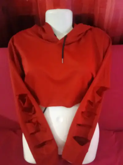 Polerón rojo con capucha y detalles - miniatura 4