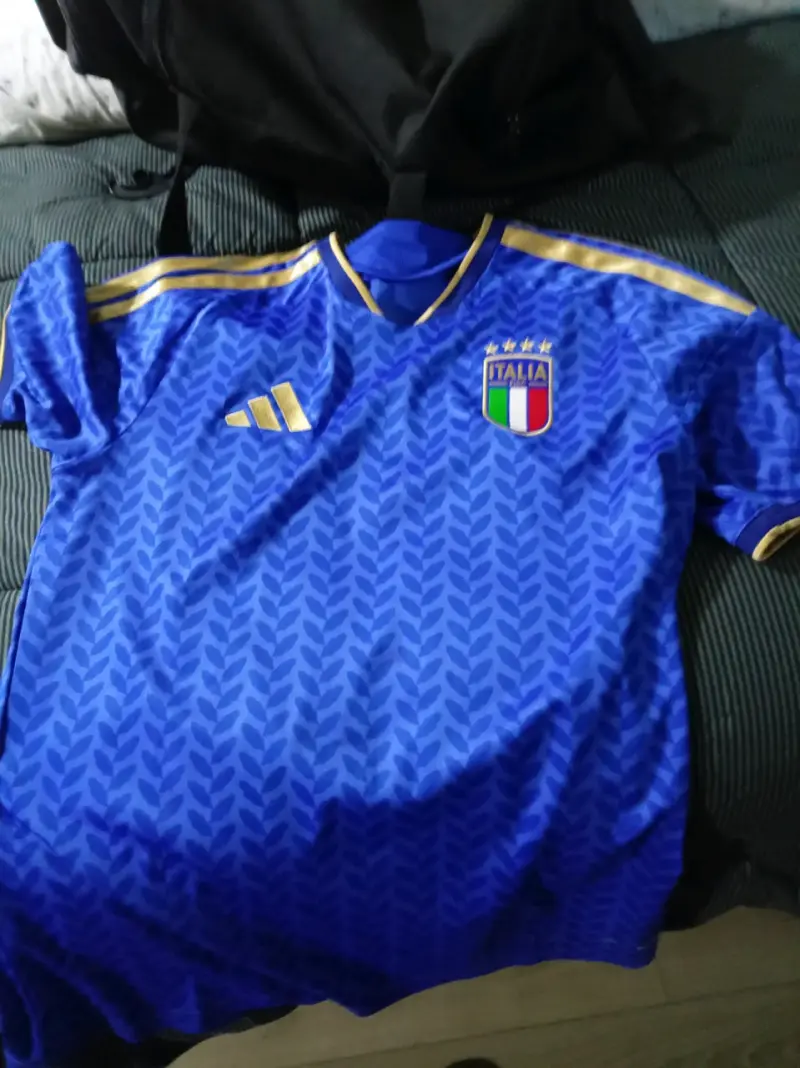 Camiseta Italia azul con detalles dorados