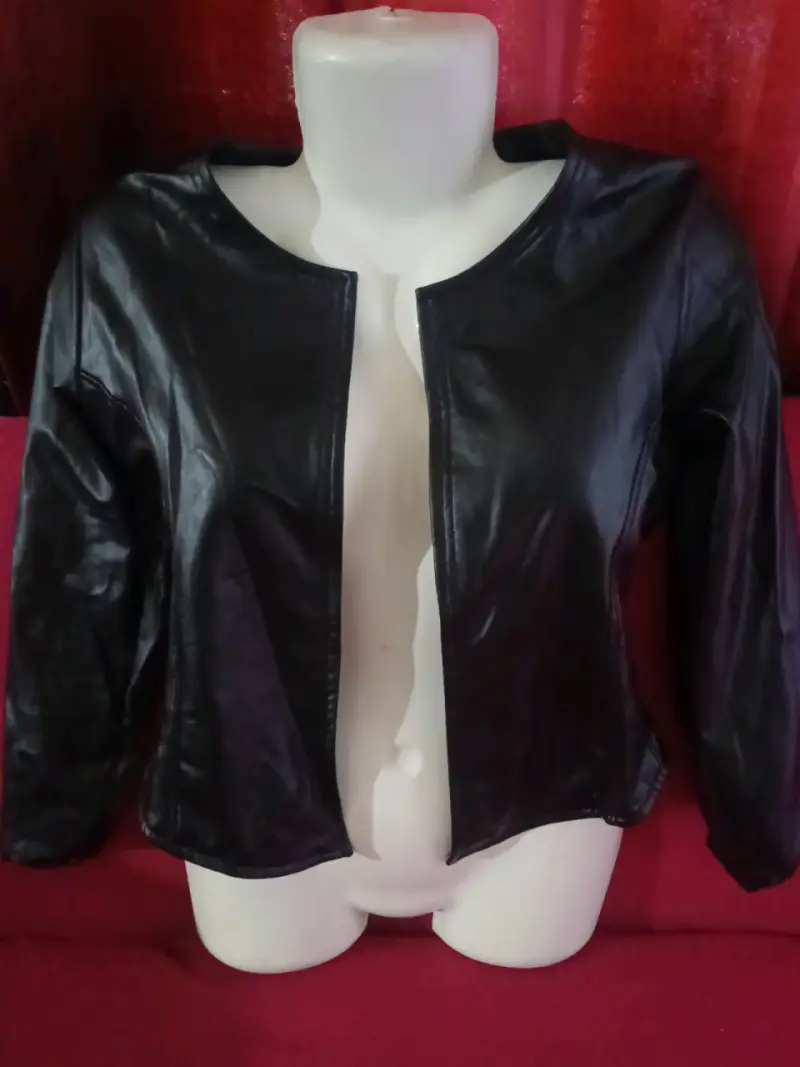 Chaqueta de cuero negra para mujer - 1