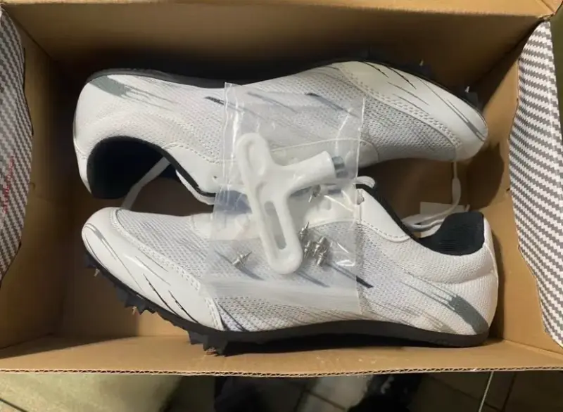 Zapatillas deportivas blancas con clavos - 1