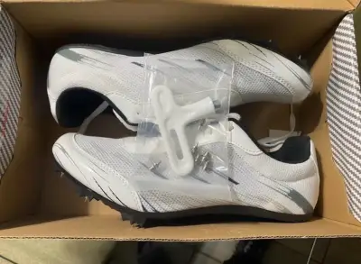 Zapatillas deportivas blancas con clavos - miniatura 1