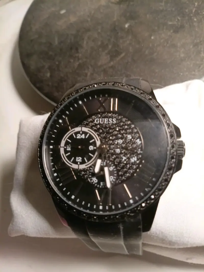 Reloj Guess negro con detalles brillantes - 2