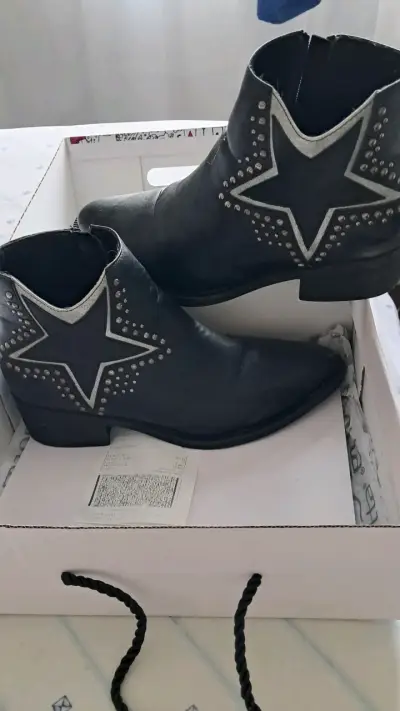 Botines negros con estrellas y tachas - miniatura 1
