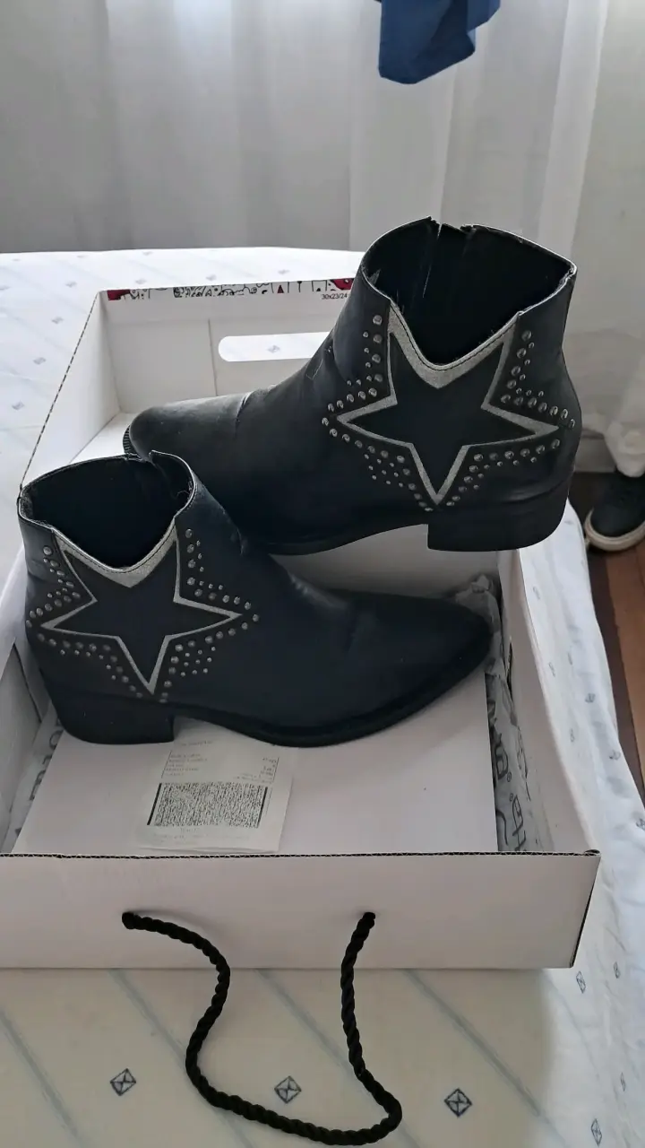 Botines negros con estrellas y tachas - 2