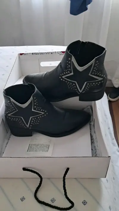 Botines negros con estrellas y tachas - miniatura 2
