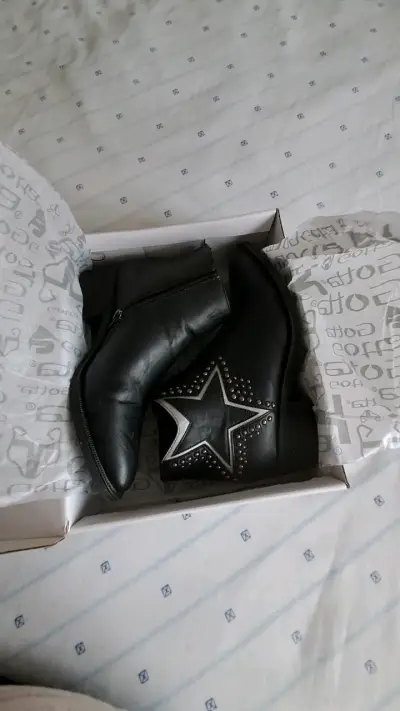 Botines negros con estrellas y tachas - miniatura 3