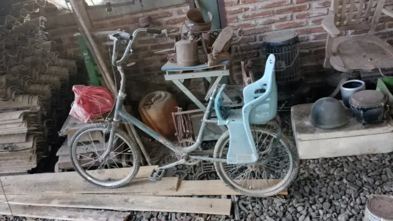 Bicicleta antigua con silla para niño
