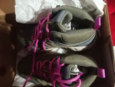 Zapatillas deportivas verde oliva con cordones rosados - miniatura 1