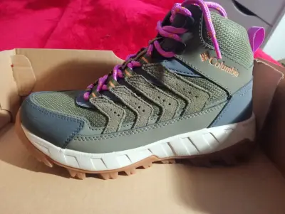 Zapatillas deportivas verde oliva con cordones rosados - miniatura 2