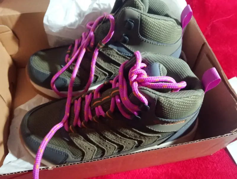 Zapatillas deportivas verde oliva con cordones rosados - 5