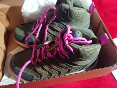 Zapatillas deportivas verde oliva con cordones rosados - miniatura 5