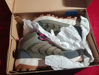 Zapatillas deportivas verde oliva con cordones rosados - miniatura 6