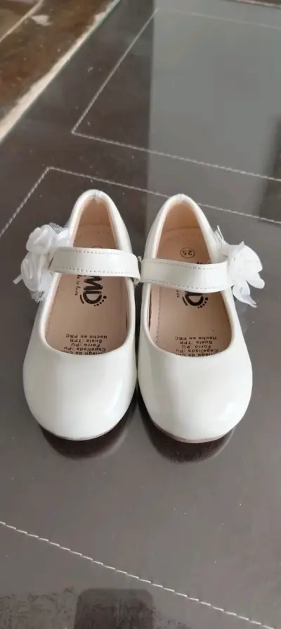 Zapatos de niña blancos de charol - miniatura 1