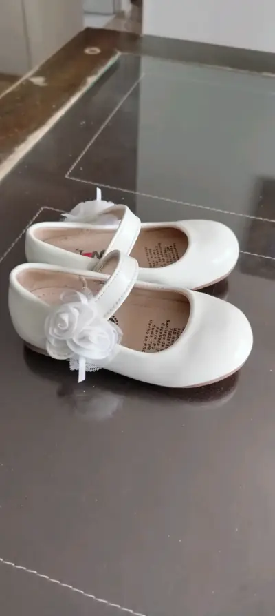 Zapatos de niña blancos de charol - miniatura 2