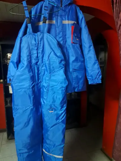 Traje impermiable azul con tirantes talla M - miniatura 3