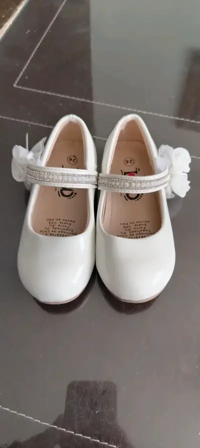 Zapatos de niña blancos de charol brillantes - miniatura 1