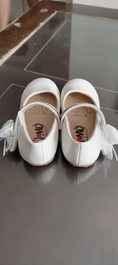 Zapatos de niña blancos de charol brillantes - miniatura 3