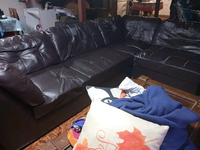 Sofá seccional de cuero desgastado
