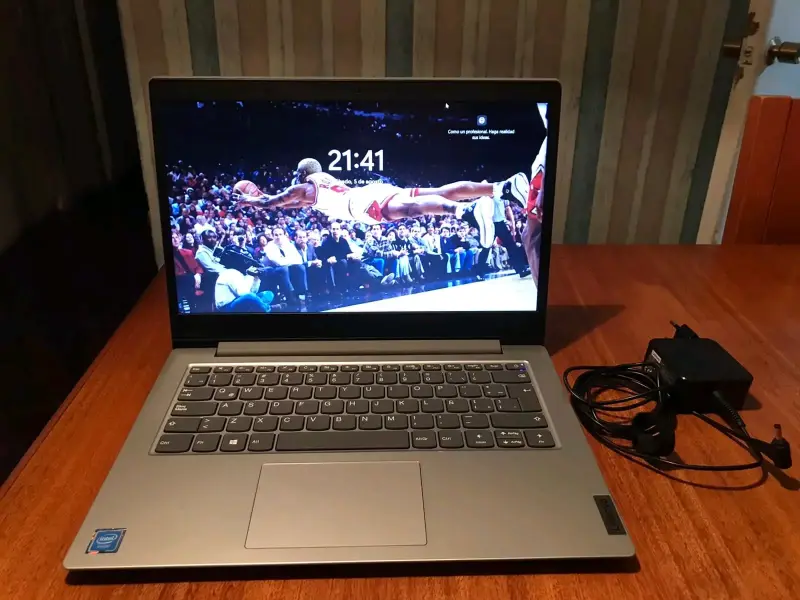 Laptop Lenovo con cargador incluido - 1