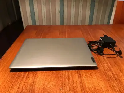 Laptop Lenovo con cargador incluido - miniatura 2