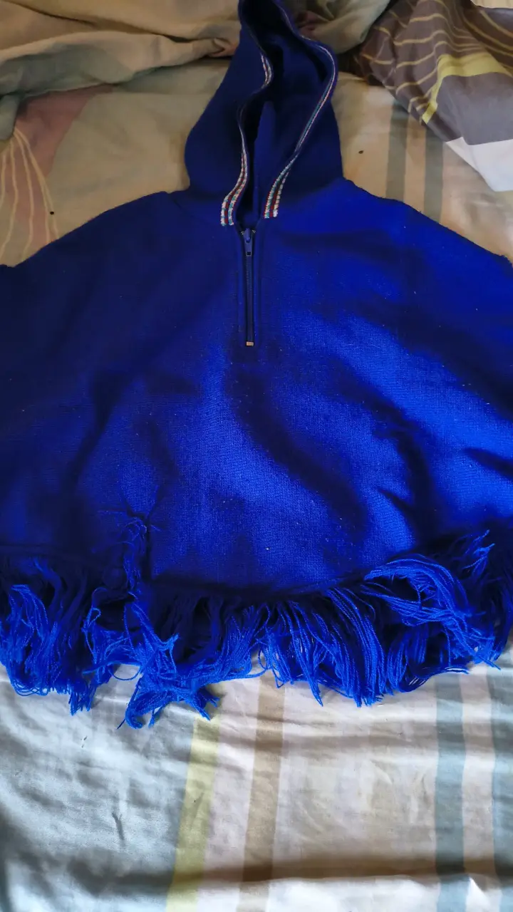 Poncho azul con capucha y flecos - 1