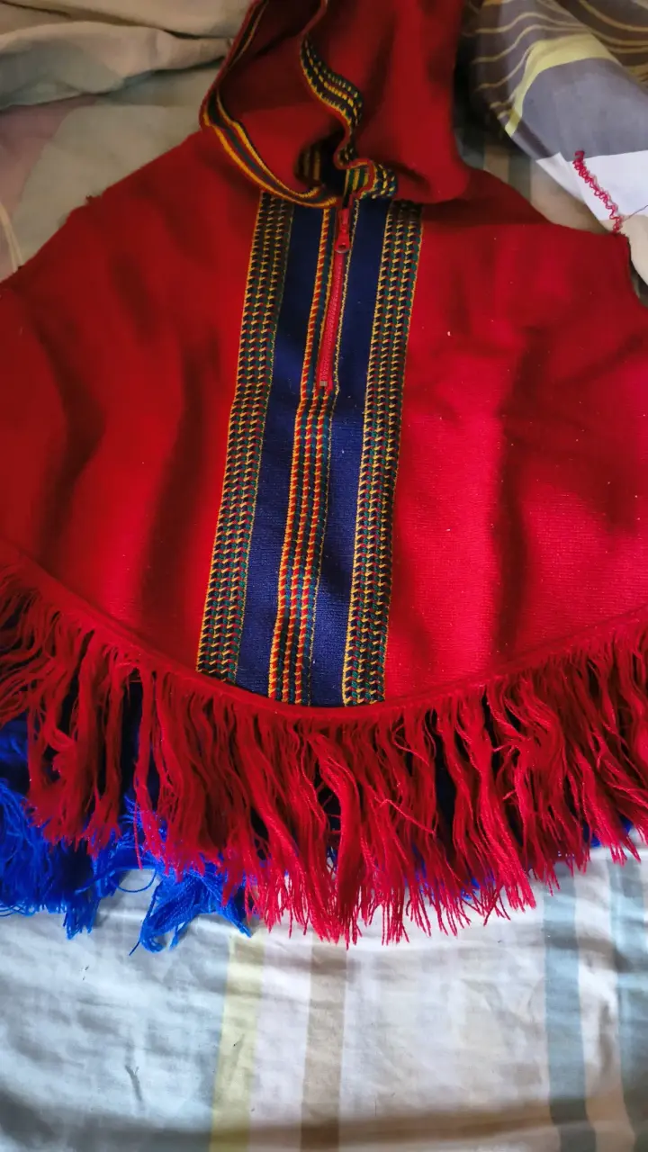 Poncho azul con capucha y flecos - 2