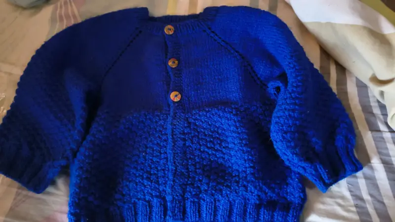 Poncho azul con capucha y flecos - 3