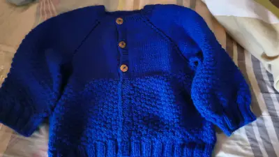 Poncho azul con capucha y flecos - miniatura 3